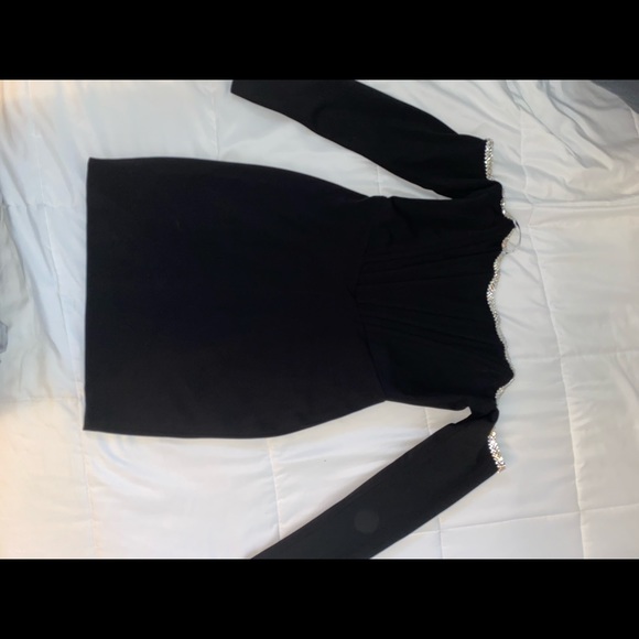 Black long sleeve off shoulder dress. - Picture 3 of 4